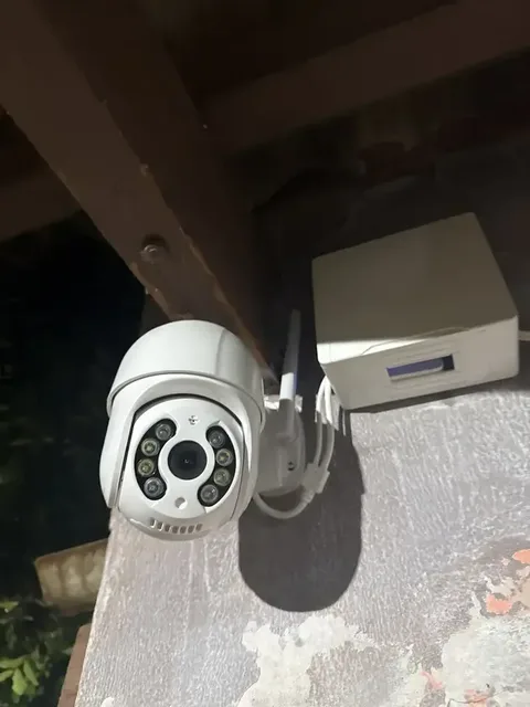 Câmera instalada sob telhado